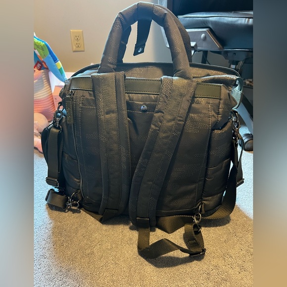 Itzy Ritzy dream convertible backpack. Camo print - Picture 2 of 6